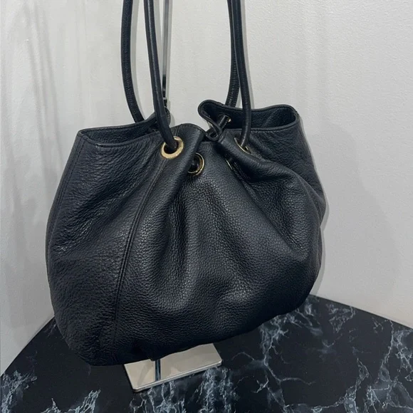 Women’s Handbag Michael Michael Kors
Black Tassel Leather Shoulder Bag AUTHENTIC - Picture 7 of 9